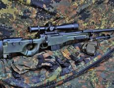 开云体育下载-跨界星光，库尔图瓦在NBA季后赛之夜的非凡聚焦