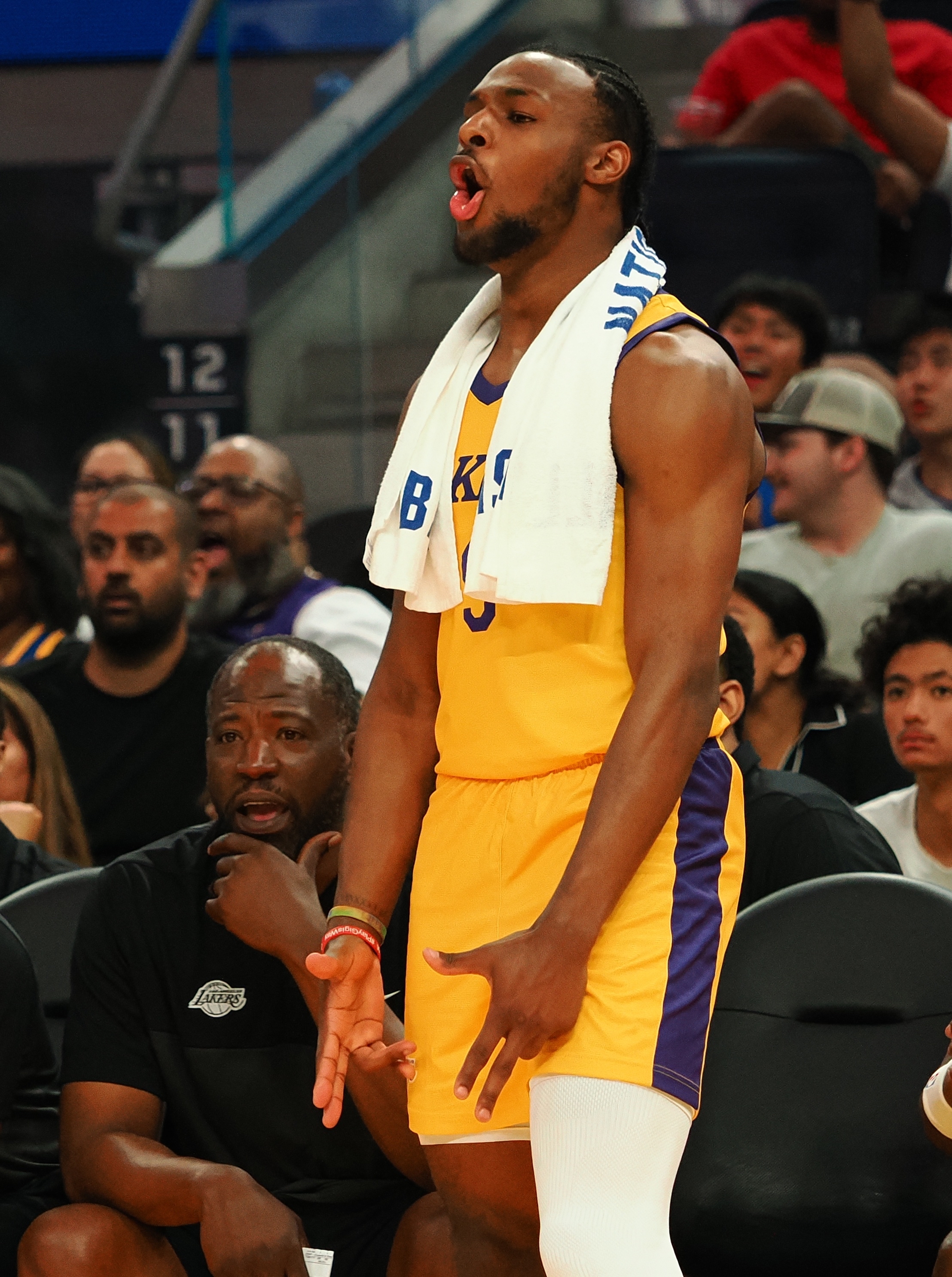 开云体育APP下载-湖人轻取老鹰，保持不败