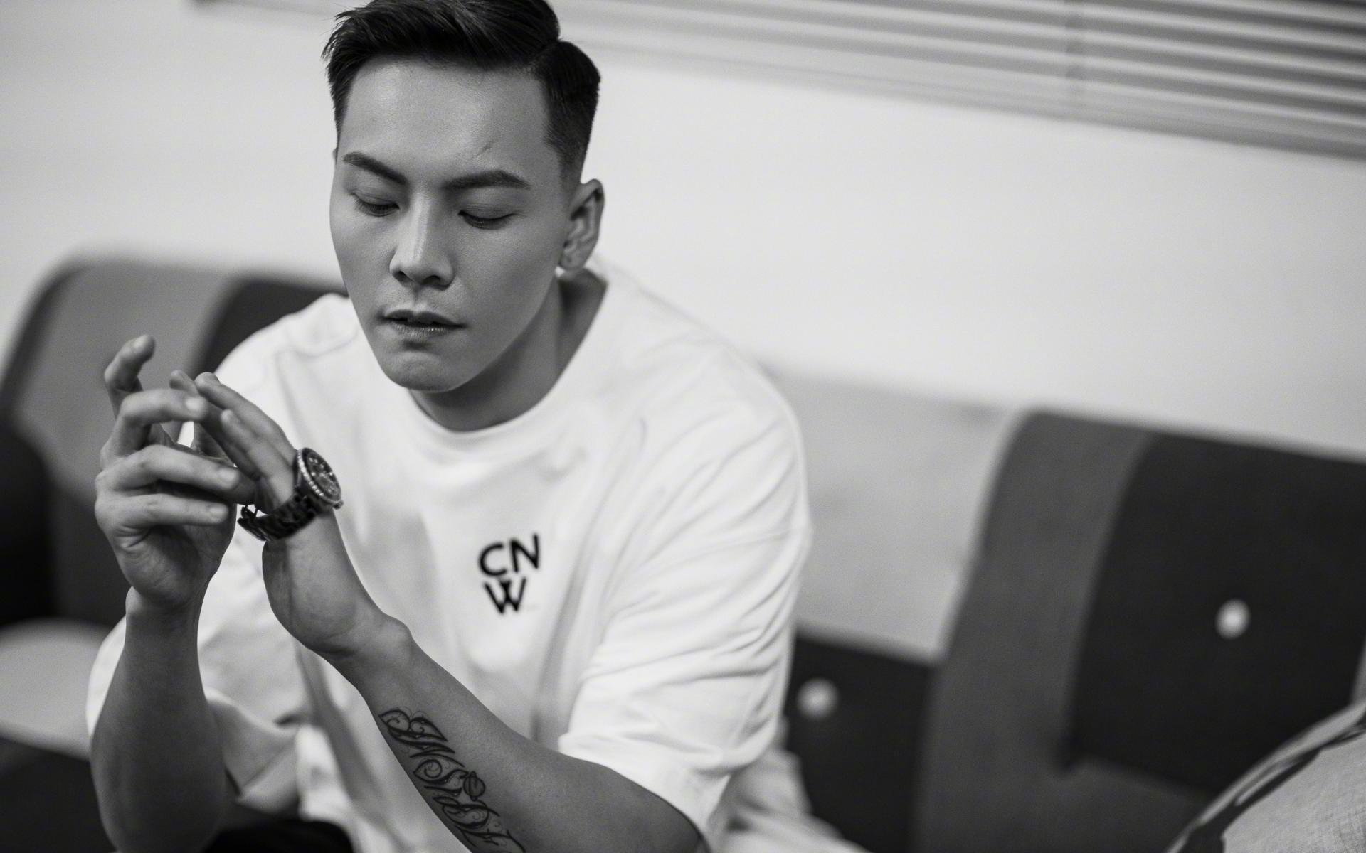 开云官网-铁血灰熊撕裂篮网！詹姆斯全能制胜演绎王者归来