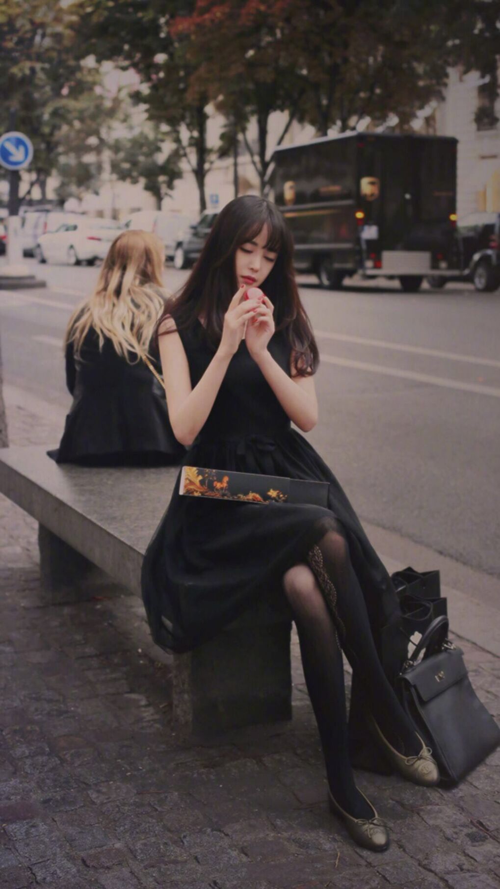 开云体育下载-跨界星光,库尔图瓦在NBA季后赛之夜的非凡聚焦